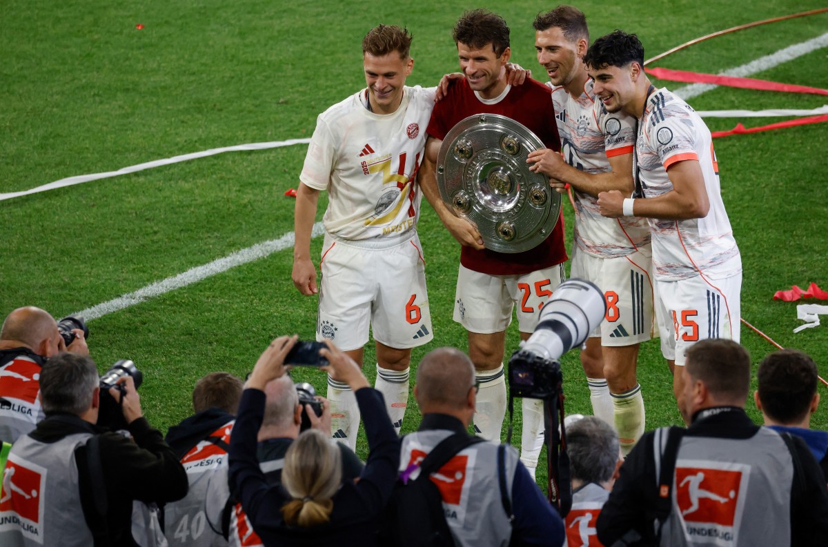 PICTORIAL: Harry Kane Wins First Career Trophy as Bayern Munich Lift Bundesliga Title Daily Report Nigeria Thomas Müller bids farewell to Bayern Munich after a legendary career, winning 12 Bundesliga titles.