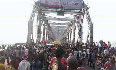 Video: Angry Youths Take Over Onitsha Bridge | Daily Report Nigeria