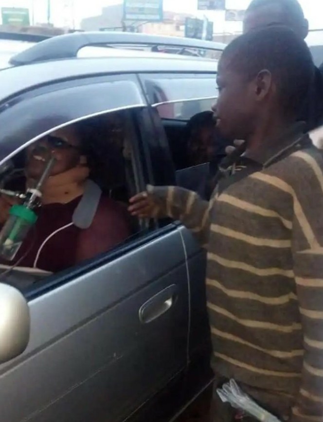 Touching Moment Child Beggar Broke Down In Tears After Seeing Another Lady Placed On Oxygen | Daily Report Nigeria