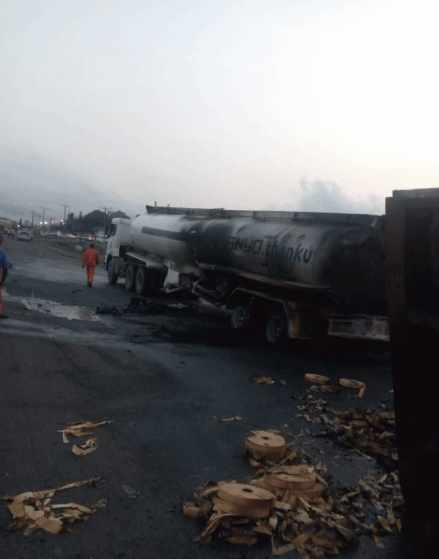 Fire Guts 7 Vehicles on Otedola Bridge(PHOTOS) | Daily Report Nigeria