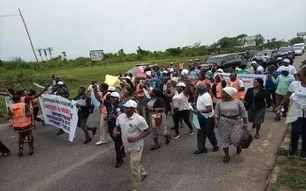 Protesters Block Osun Deputy Governor’s Convoy | Daily Report Nigeria