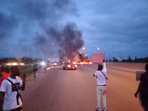 Breaking: #BuhariMustGo Protesters Block Airport Road, Make Bonfire in Abuja | Daily Report Nigeria