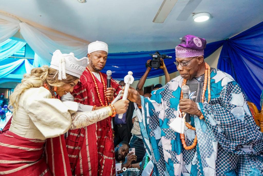 Obasanjo Installs New Chiefs in Abeokuta (PHOTO) | Daily Report Nigeria