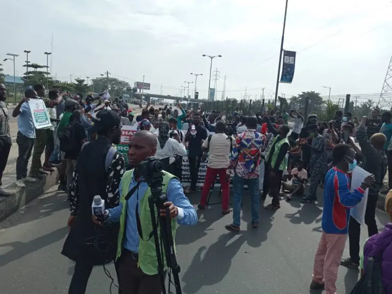 June 12: #IStandWithBuhari Protesters Fight Over Logistics in Abuja | Daily Report Nigeria