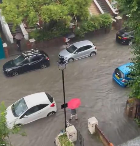 London Streets Flooded After 90-Minute Downpour [Photos] | Daily Report Nigeria