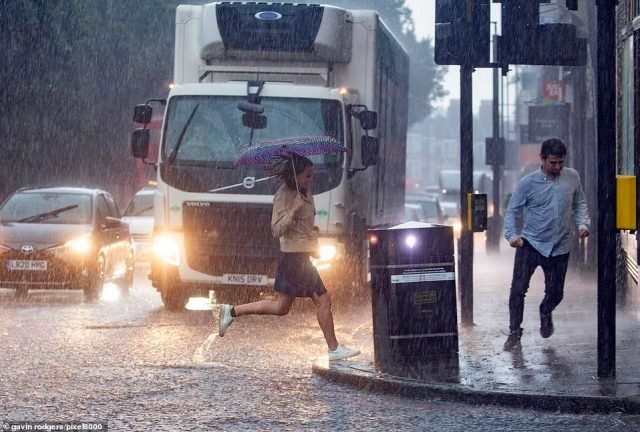 London Streets Flooded After 90-Minute Downpour [Photos] | Daily Report Nigeria