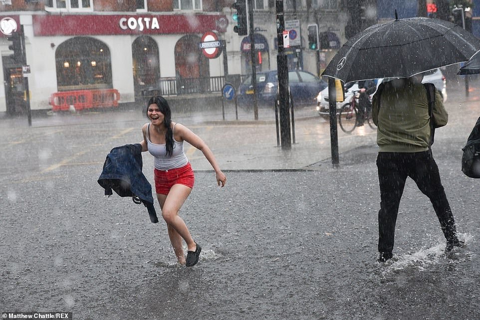 London Streets Flooded After 90-Minute Downpour [Photos] | Daily Report Nigeria