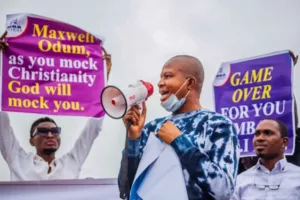 Victims Of ‘Forex Scam’ Protest At EFCC Headquarters (PHOTOS) | Daily Report Nigeria