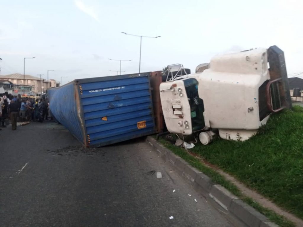 Truck Falls on Car With Four Occupants in Lagos | Daily Report Nigeria