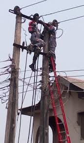 Electricity Worker Dies After Falling Off Pole Trying to Disconnect Client | Daily Report Nigeria