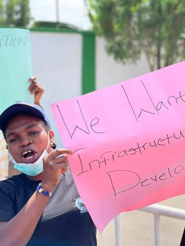 Burutu Marine School Students Protest at Delta Gov't House Over Accreditation, Infrastructure | Daily Report Nigeria