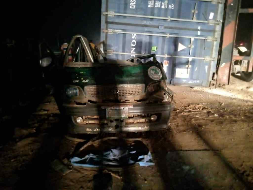 One Dead, Five Others Injured as Container-Laden Truck Falls in Anambra | Daily Report Nigeria