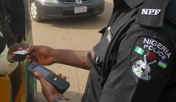 Police Officers Brutalize Man For Resisting ATM Card Extortion | Daily Report Nigeria