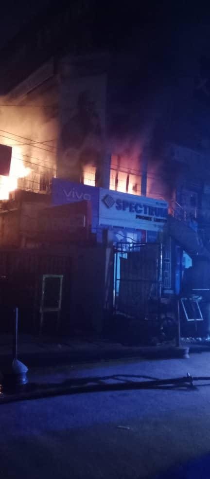 Fire Guts Shopping Complex in Lagos | Daily Report Nigeria