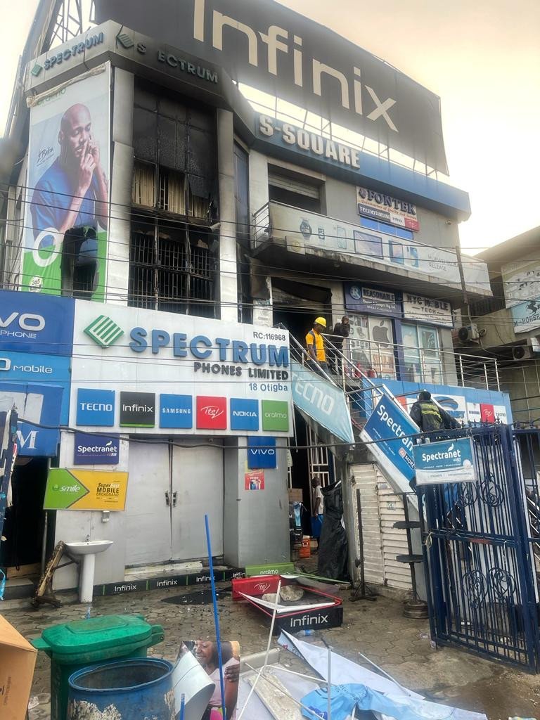 Fire Guts Shopping Complex in Lagos | Daily Report Nigeria