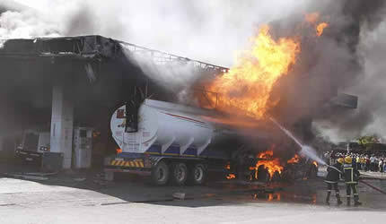 BREAKING: Fire Razes Petrol Station, Cars, Houses in Onitsha | Daily Report Nigeria