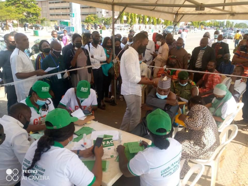 Photos: Rush For Vaccines as FG Bars Civil Servants From Federal Secretariat | Daily Report Nigeria