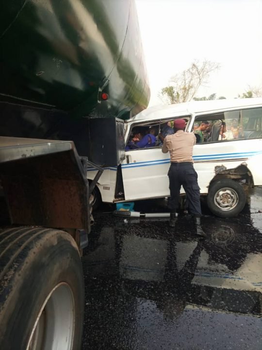 Many Feared Dead as Trailer Collides With Commercial Bus Along Lagos-Ibadan Road | Daily Report Nigeria