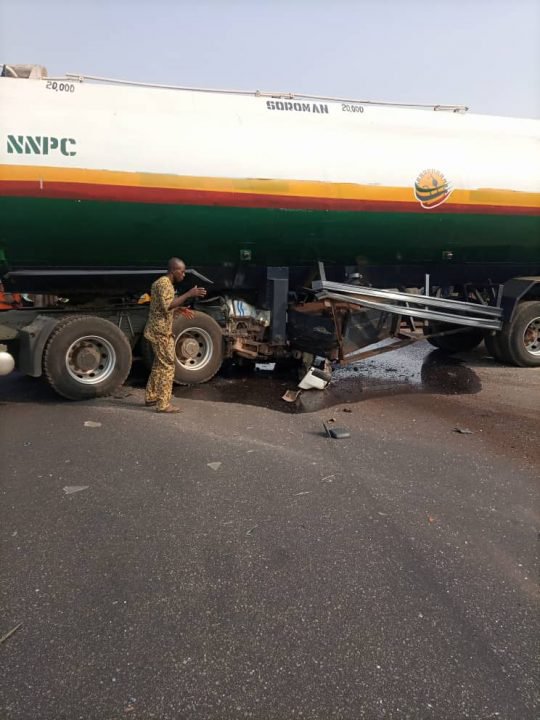 Many Feared Dead as Trailer Collides With Commercial Bus Along Lagos-Ibadan Road | Daily Report Nigeria