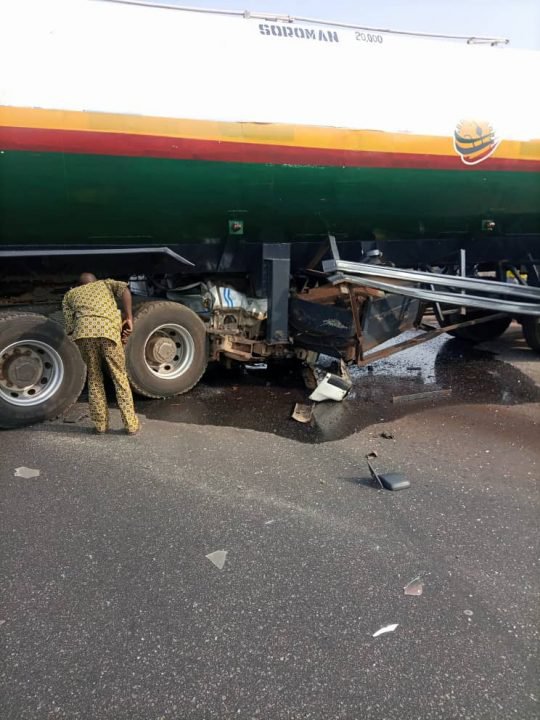 Many Feared Dead as Trailer Collides With Commercial Bus Along Lagos-Ibadan Road | Daily Report Nigeria