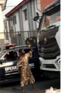 Moment Mad Woman Stopped a Moving Truck With Her 'Super Powers' [WATCH] | Daily Report Nigeria