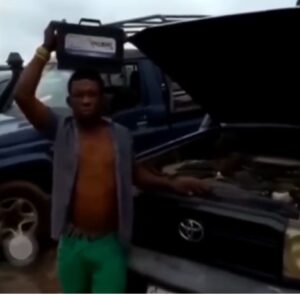 'Brave Thief Nabbed After Stealing Battery From Police Patrol Van in a Police Station [VIDEO] | Daily Report Nigeria