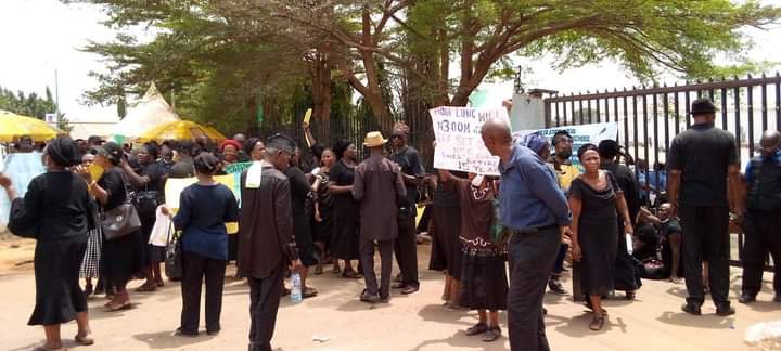 Retirees Protest Non-payment of Benefits in Delta | Daily Report Nigeria