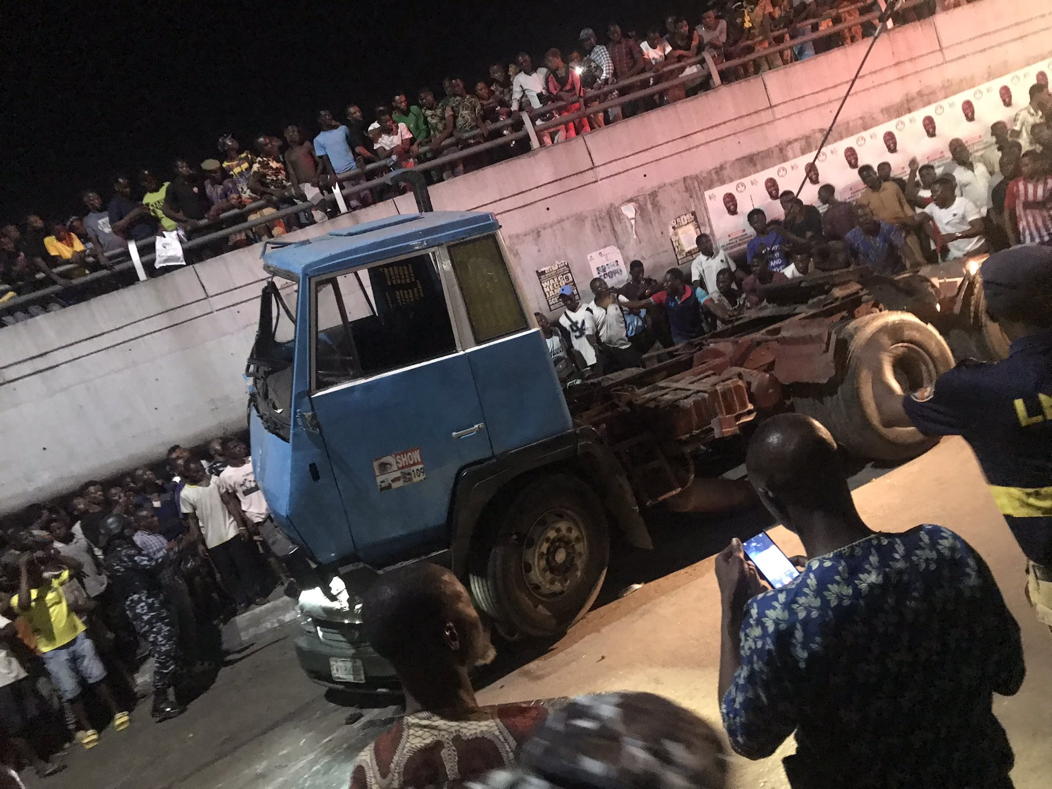 Many Feared Dead As Trailer Falls From Bridge In Ojuelegba | Daily Report Nigeria