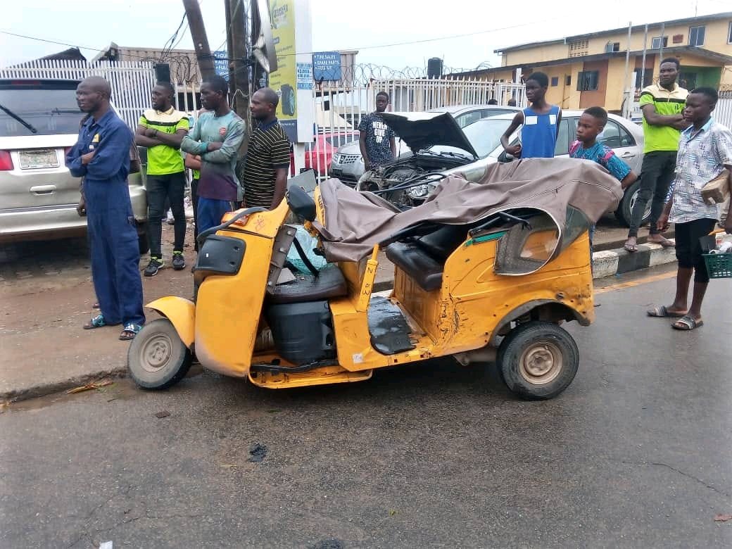 Huge Billboard Falls on Tricycle in Lagos | Daily Report Nigeria