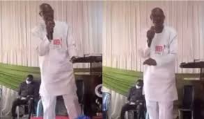 VIDEO: Pastor Slums, Dies While Preaching Against 'Money Ritual' | Daily Report Nigeria