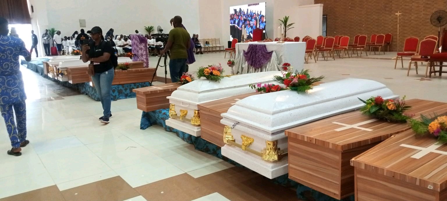 PHOTOS: Ondo Holds Funeral Mass For Owo Catholic Church Massacre Victims | Daily Report Nigeria