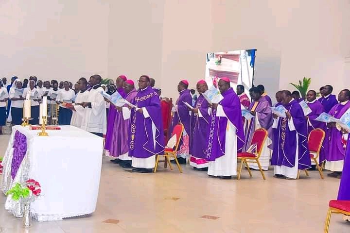 PHOTOS: Ondo Holds Funeral Mass For Owo Catholic Church Massacre Victims | Daily Report Nigeria