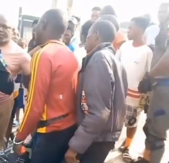 Drama as Man Confronts Policeman For Slapping Him | Daily Report Nigeria