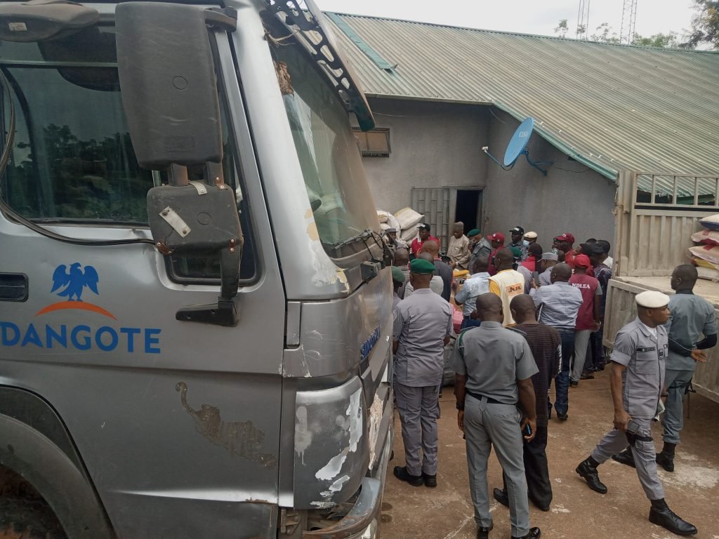 Customs Intercept ‘Dangote Trucks Loaded with Smuggled Rice in Ogun | Daily Report Nigeria