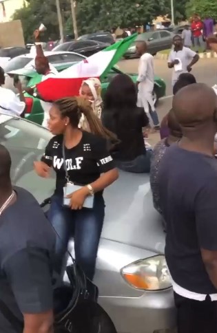 Youths Chase Away Man Who Stormed INEC Office With PDP Flag [VIDEO] | Daily Report Nigeria