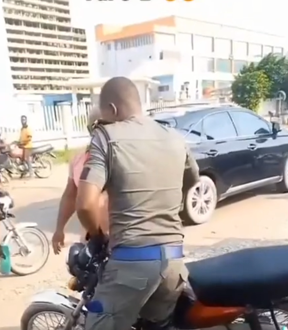 Drama as Man Confronts Policeman For Slapping Him | Daily Report Nigeria