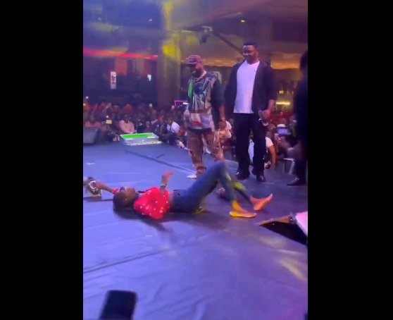 Davido Gifts Female Fan His Sneakers, 2Million on Stage | Daily Report Nigeria