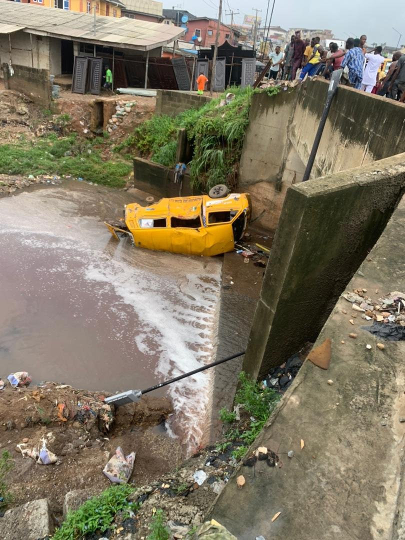 12 Rescued As Bus Falls Into Canal In Lagos | Daily Report Nigeria