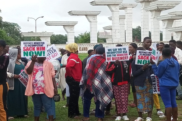 BREAKING: Protesters Demand Sack of Defense Minister, NSA Over Incompetence | Daily Report Nigeria