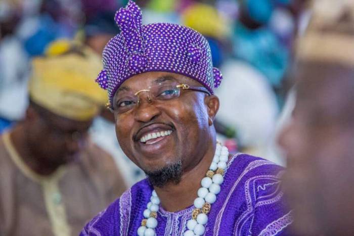 Osun Monarch Spotted Clearing Bushes with Community Members | Daily Report Nigeria