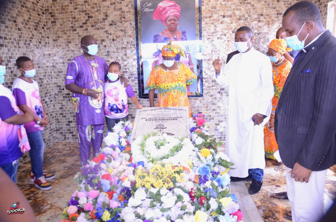 Wayles Honors Mother at 3rd Memorial Service img 20220816 wa00866791704425693955400