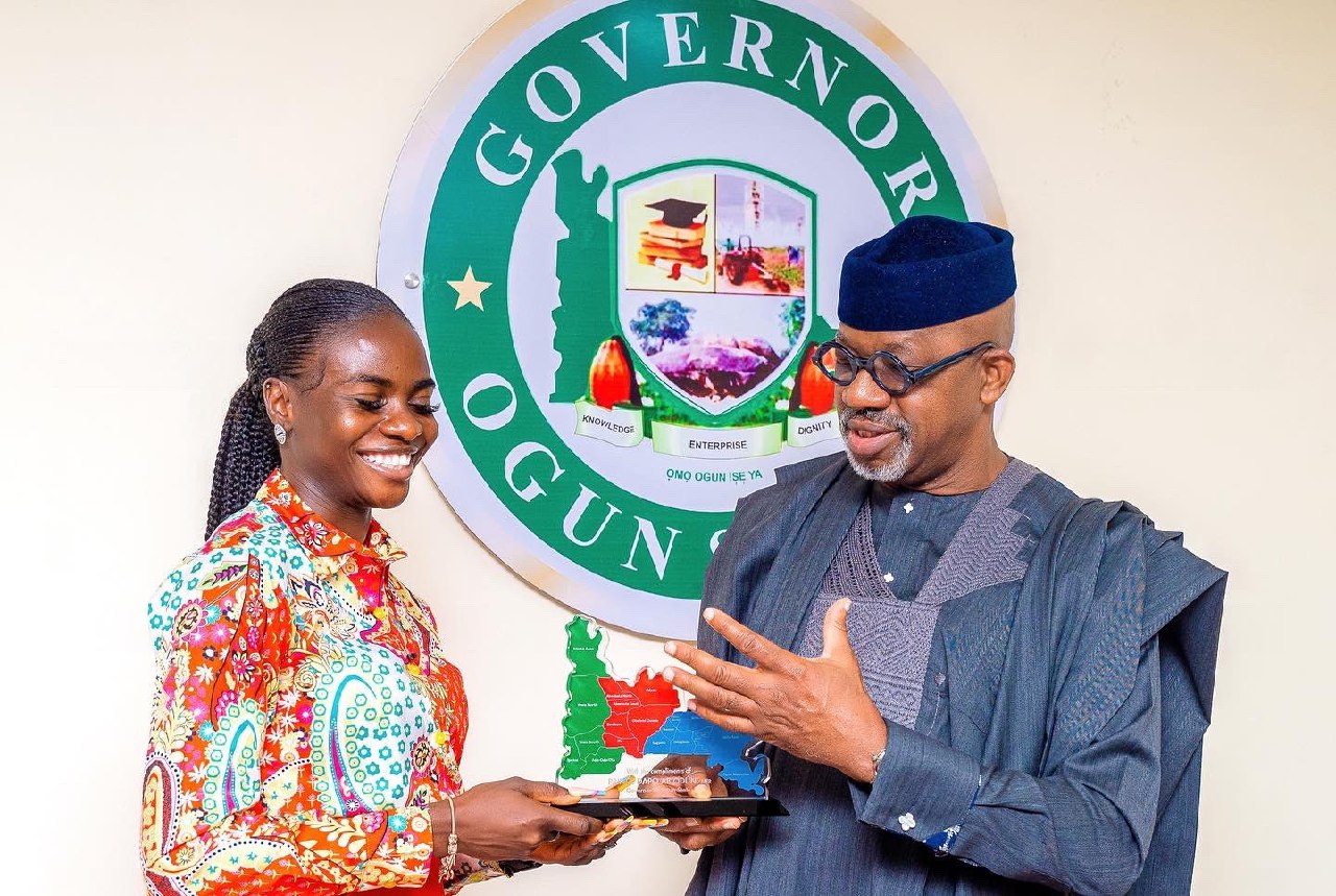 Governor Abiodun Gifts Tobi Amusan N5m, House | Daily Report Nigeria