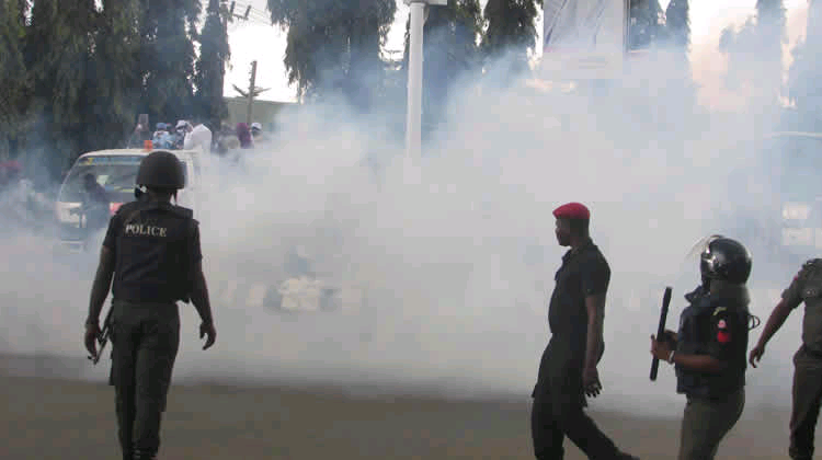 BREAKING: Police Fire Gunshots, Teargas at #ENDSARSMemorial Protesters | Daily Report Nigeria