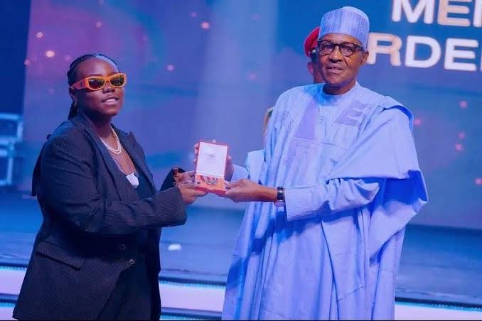 VIDEO: Singer Teni Ignores Buhari While Receiving National Honor