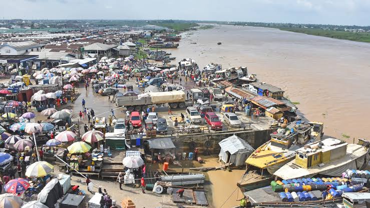 FLOOD: NAF Airlifts Relief Materials to Bayelsa Communities | Daily Report Nigeria