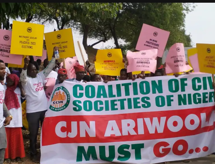 Police Tear-gas Abuja Protesters Demanding CJN’s Resignation | Daily Report Nigeria