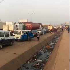 Protest: Truck Drivers Block Onitsha Bridge Over Heavy Taxation | Daily Report Nigeria