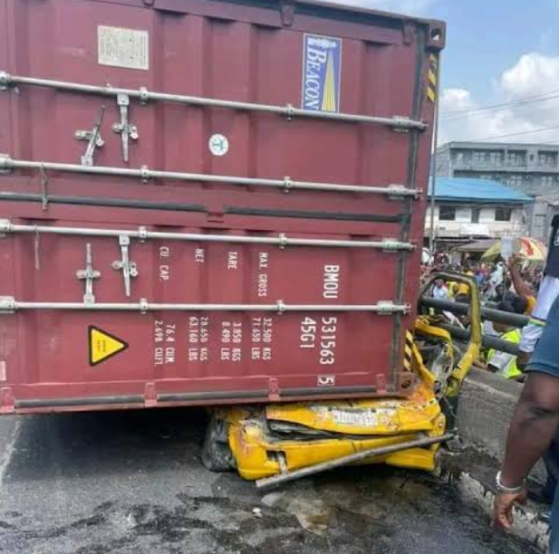 Container Truck Falls on Danfo, Kills 9 In Lagos | Daily Report Nigeria