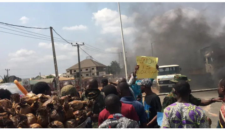 Protesters Block Major Roads Over Fuel Hike, Naira Notes Scarcity in Delta | Daily Report Nigeria