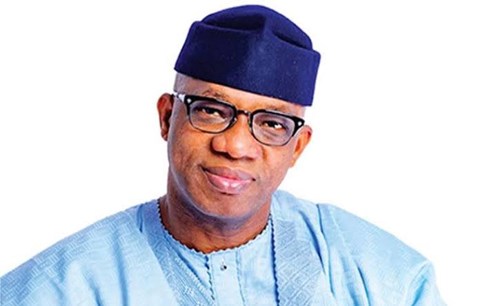 2023: Gov Abiodun Distributes Old Notes to Supporters | Daily Report Nigeria